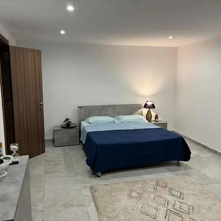 Stylish 2 Bedroom Loft With Yard *