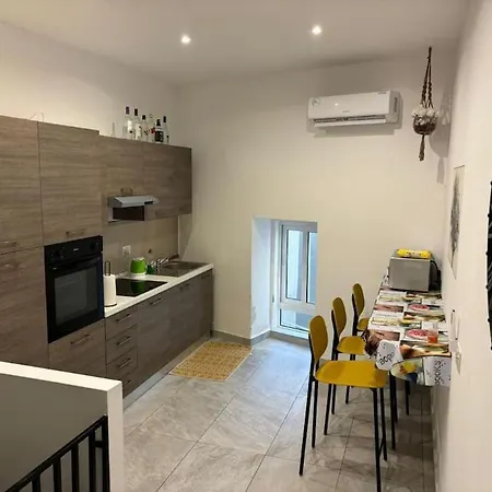 Stylish 2 Bedroom Loft With Yard *