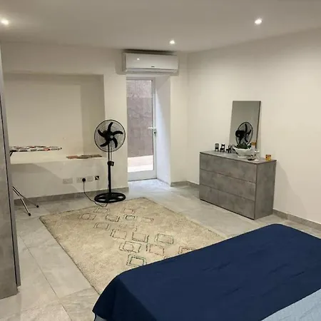 Stylish 2 Bedroom Loft With Yard Appartamento *
