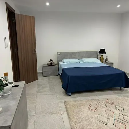 Stylish 2 Bedroom Loft With Yard
