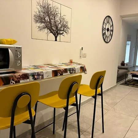 Stylish 2 Bedroom Loft With Yard Apartament Pietà