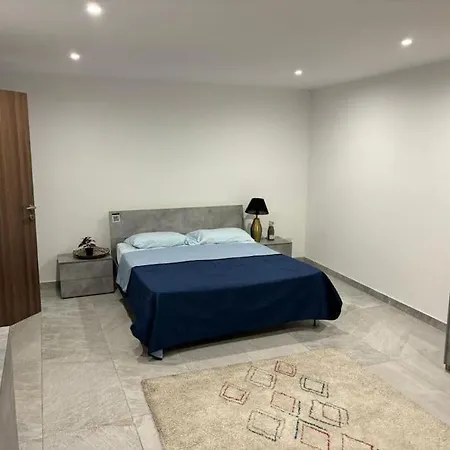 Stylish 2 Bedroom Loft With Yard Pietà