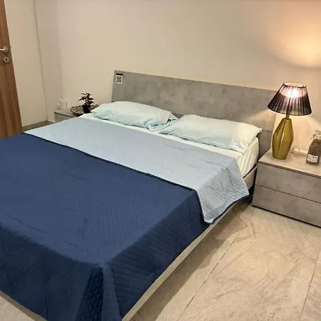 Apartament Stylish 2 Bedroom Loft With Yard Pietà