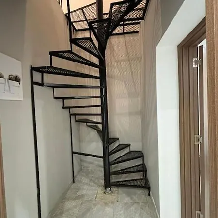 Stylish 2 Bedroom Loft With Yard Pietà